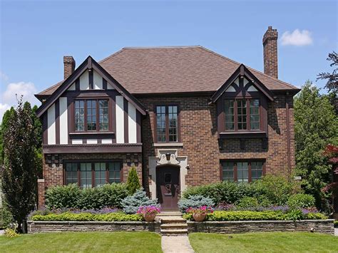 tudor style house characteristics.